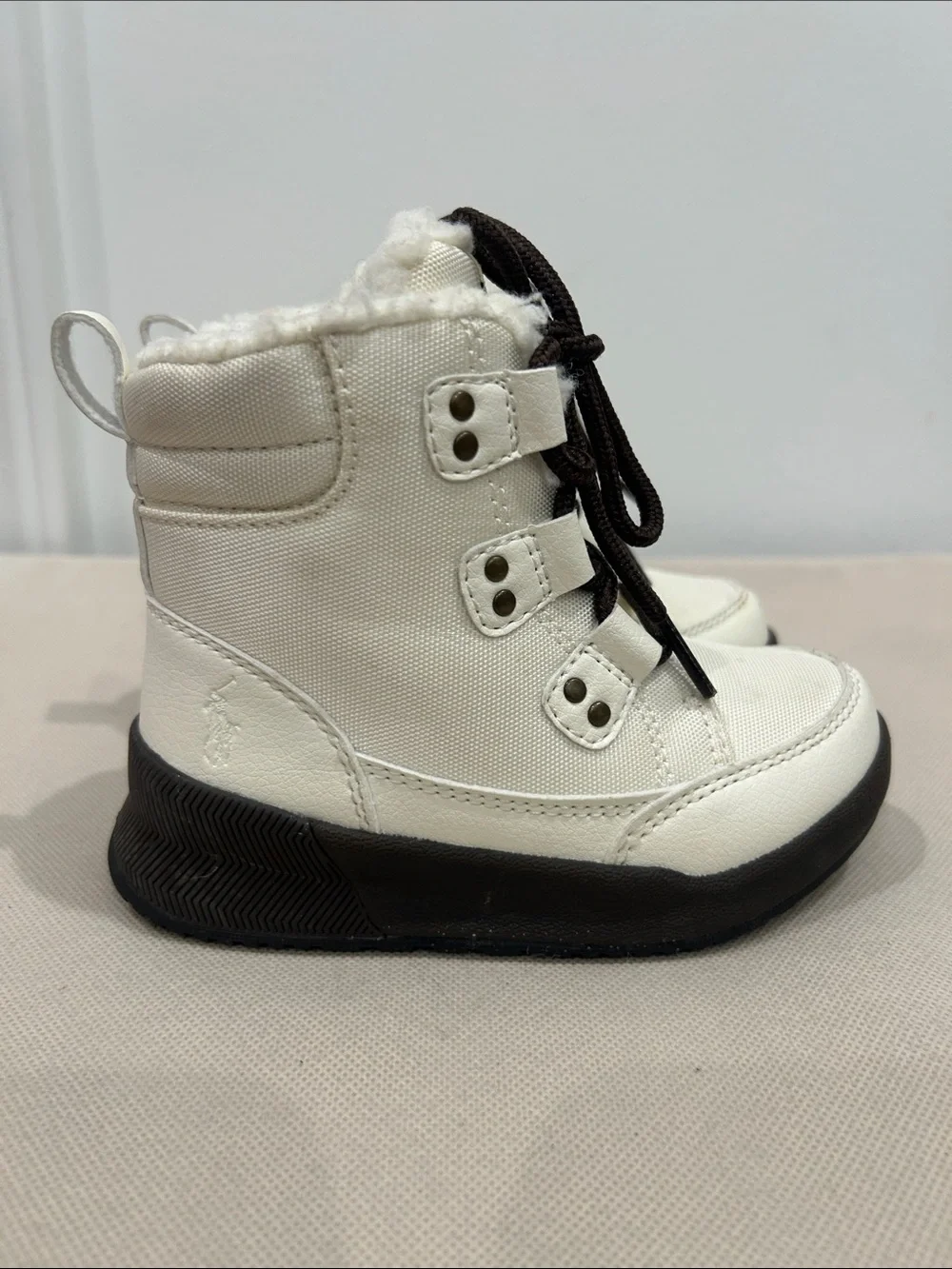 Polo Ralph Lauren Girl’s snow boots featuring a white nylon upper, Size 8